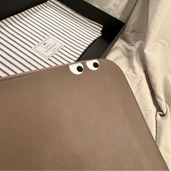 ANYA HINDMARCH
Eyes Document Case / clutch EUC - Picture 3 of 15